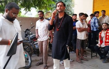 Fatehpur News: ब्लिंकिट स्टोर में मीट के कैरीबैग पर हैपी नवरात्र पर आपत्ति, हंगामा