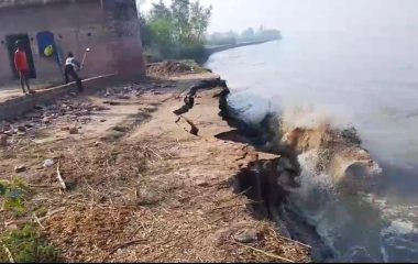 Lakhimpur Kheri News: घाघरा नदी के रौद्र रूप को देख घरों पर खुद हथौड़े चला रहे ग्रामीण