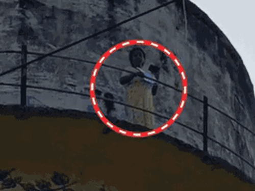 प्रयागराज में 17 घंटे बाद टंकी से उतरी महिला:हाईकोर्ट के पास 100 फीट ऊंची पानी की टंकी पर चढ़ी थी, जमीन के विवाद में न्याय की मांग की