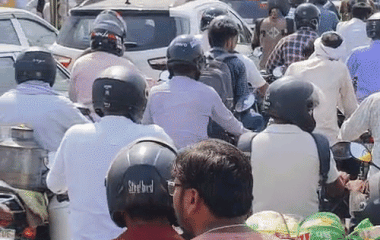 फाफामऊ से गंगा ब्रिज तक 1 किमी लंबा जाम:प्रयागराज में 1 घंटे तक रेंगते रहे वाहन, स्कूल-दफ्तर जाने वाले फंसे