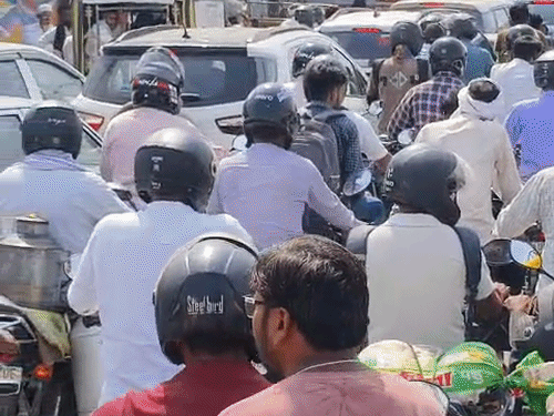फाफामऊ से गंगा ब्रिज तक 1 किमी लंबा जाम:प्रयागराज में 1 घंटे तक रेंगते रहे वाहन, स्कूल-दफ्तर जाने वाले फंसे