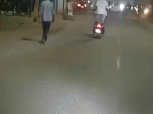 मुजफ्फरनगर में चलती स्कूटी पर खतरनाक स्टंट, VIDEO:पीछे बैठा युवक घुटनों के बल खड़ा होकर करता रहा सवारी