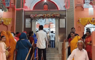 प्रयागराज के कल्याणी देवी मंदिर में उमड़ी श्रद्धालुओं की भीड़:भोर से लगी लंबी कतारें, 11 ब्राह्मणों ने शतचंडी महायज्ञ शुरू किया