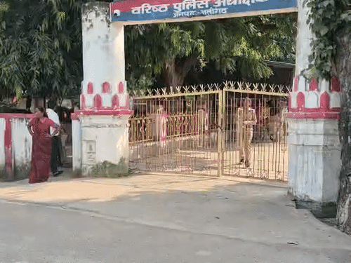 इगलास थाने के दरोगा और सिपाही लाइन हाजिर, जांच शुरू:अलीगढ़ में एसएसपी ने संदिग्ध गतिविधियों और ड्यूटी में लापरवाही के आरोपों पर की कार्रवाई, एसपी ग्रामीण ने दी थी रिपोर्ट