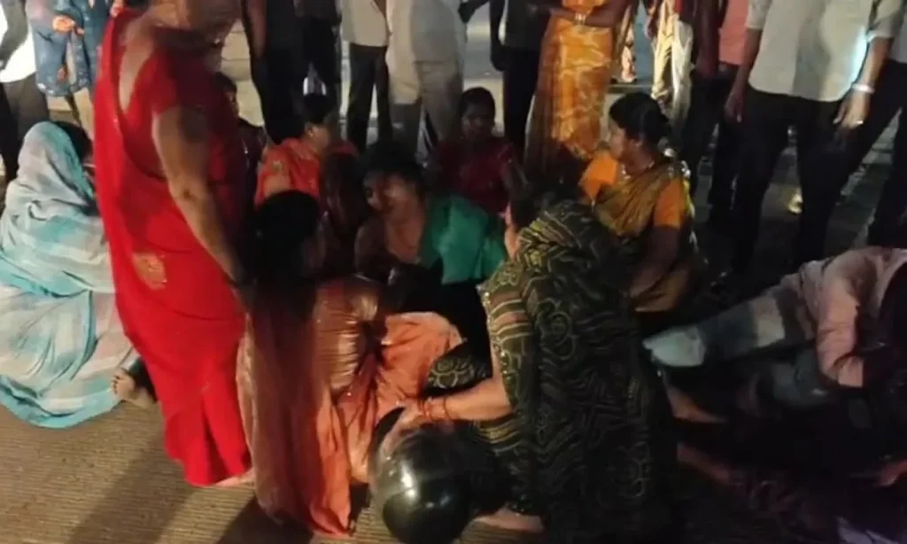 Gorakhpur Incident: किसी ने बेटा खोया तो किसी ने बुढ़ापे का सहारा…दुर्गा विसर्जन के दौरान हाईटेंशन तार की चपेट में आने से 3 की मौत, 9 झुलसे