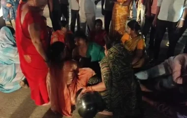 Gorakhpur Incident: किसी ने बेटा खोया तो किसी ने बुढ़ापे का सहारा…दुर्गा विसर्जन के दौरान हाईटेंशन तार की चपेट में आने से 3 की मौत, 9 झुलसे