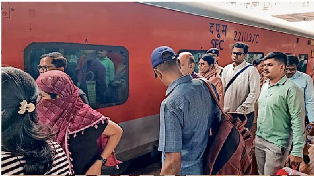 रायपुर-दुर्ग रूट पर ट्रेनों की लेटलतीफी से यात्री बेहाल, स्टेशन पर सांसद को भी इंतजार; आधे घंटे देरी से पहुंची ट्रेन