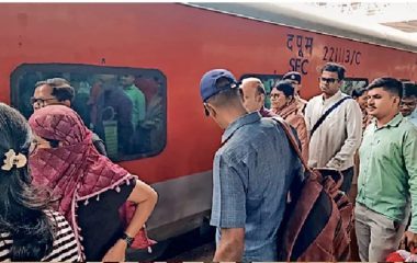 रायपुर-दुर्ग रूट पर ट्रेनों की लेटलतीफी से यात्री बेहाल, स्टेशन पर सांसद को भी इंतजार; आधे घंटे देरी से पहुंची ट्रेन