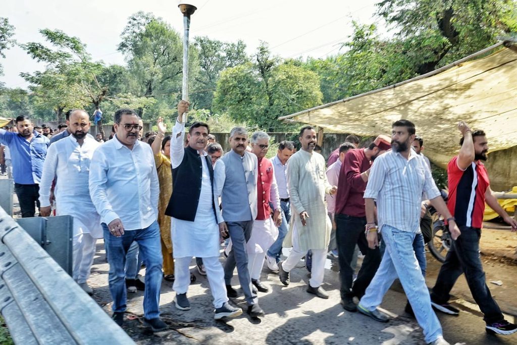 Kangra News: नागणी माता मंदिर से बारिश के बीच कंडवाल में निकली यात्रा