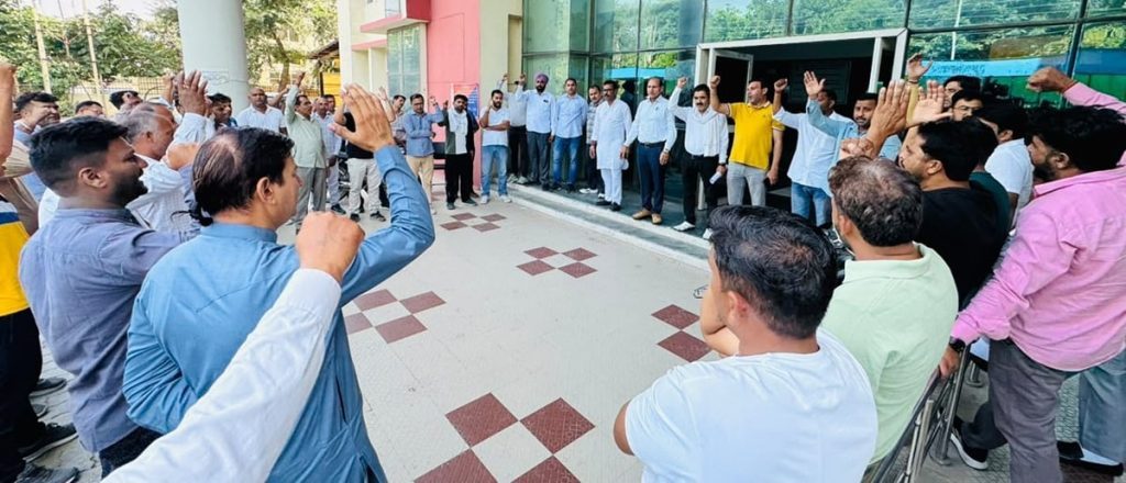 Kurukshetra News: निजी कंपनी को लाइसेंस देने पर भड़के बिजली कर्मचारी, पुतला फूंका