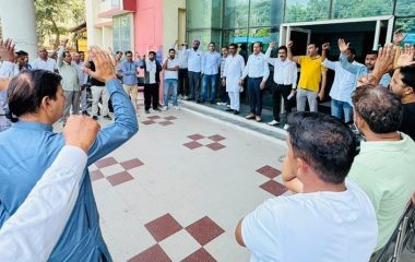 Kurukshetra News: निजी कंपनी को लाइसेंस देने पर भड़के बिजली कर्मचारी, पुतला फूंका
