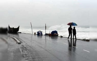 केरल में तेज बारिश से रेलवे प्रभावित, यात्रियों को करना पड़ रहा इंतजार