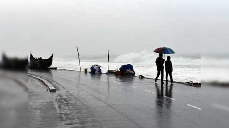 केरल में तेज बारिश से रेलवे प्रभावित, यात्रियों को करना पड़ रहा इंतजार