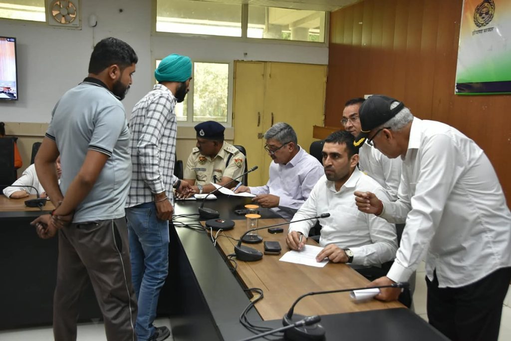 अवैध पोल्ट्री फार्म बंद कराने की फरियाद, एसडीएम बोले : नियमानुसार कार्रवाई हाेगी