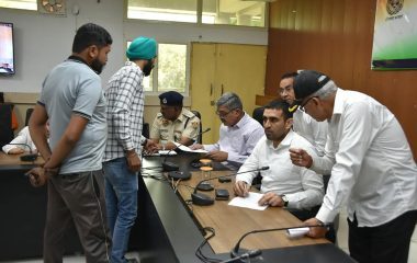 अवैध पोल्ट्री फार्म बंद कराने की फरियाद, एसडीएम बोले : नियमानुसार कार्रवाई हाेगी