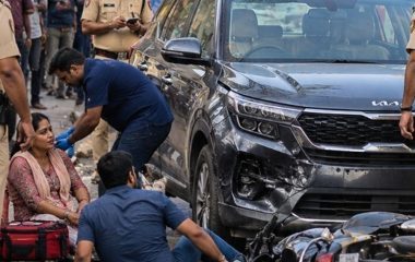 भास्कर अपडेट्स:मुंबई के अंधेरी में कार ने दो लोगों को मारी टक्कर, ड्राइवर हिरासत में