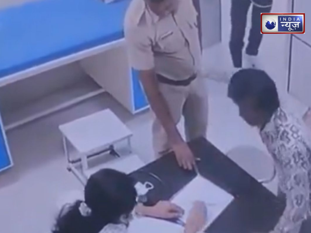 Maharashtra News: जांच के दौरान महिला डॉक्टर को मारा थप्पड़, पास ही खड़ी थी पुलिस, CCTV में कैद हुआ पूरा दृश्य