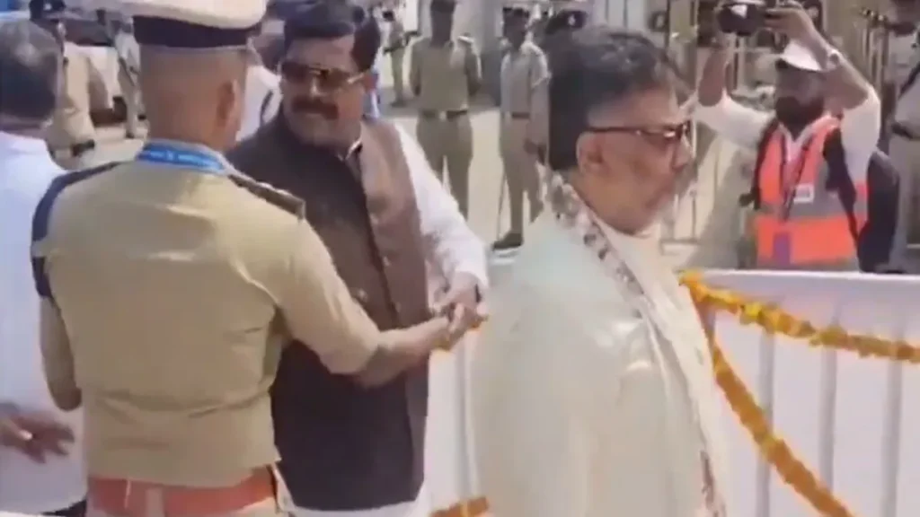 VIDEO: नंदी ध्वज पूजा के लिए CM शिवकुमार के पीछे जा रहे थे दलित मंत्री, पुलिस ने रोक दिया… फिर क्या हुआ?