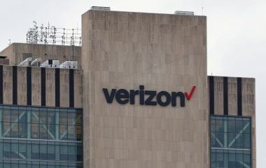 Verizon का शेयर आज क्यों चढ़ रहा है?