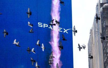 SpaceX राष्ट्रव्यापी वायरलेस नेटवर्क के लिए 80,000 सेल साइट्स पर बातचीत में
