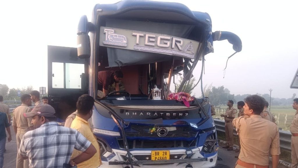 अंबेडकरनगर में भीषण सड़क हादसा, गोरखपुर लिंक एक्सप्रेस-वे पर ट्रेलर में पीछे से भिड़ी वोल्वो बस; 4 यात्रियों की मौत
