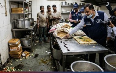 रेलवे के लिए भोजन तैयार करने वाले किचन में मिले चूहे और कॉकरोच, लखनऊ में बेस किचन बंद , रजिस्ट्रेशन रद्द