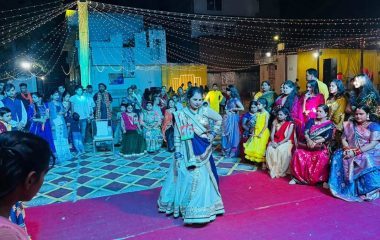 Mirzapur News: डांडिया उत्सव में महिलाओं ने उमंग से हिस्सा लिया