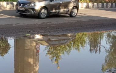 Ghaziabad News:गड्ढों में जिम्मेदारी… हिचकोले खा रहा सफर – Responsibility Lost In The Potholes… A Journey Full Of Jolts