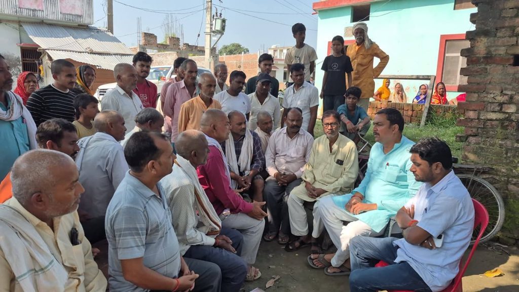 Kushinagar News: सड़क किनारे रखे बैरिकेड से टकराकर युवक की मौत, साथी की हालत गंभीर