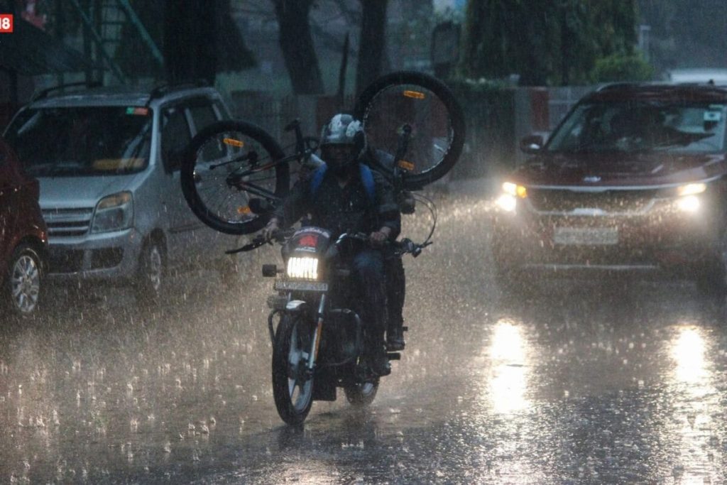 अगले तीन घंटे में नोएडा सहित कई जिलों में बारिश की चेतावनी, मौसम हुआ सुपरकूल