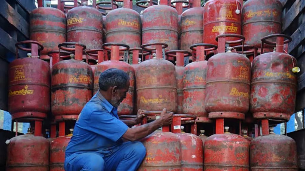 LPG Price: घर वाला सिलेंडर ₹942, लेकिन कमर्शियल ₹2810, दोनों में इतना फर्क क्यों?