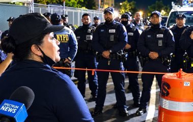 ICE Shooting New York: कार में 5 साल का बच्चा, बाहर ICE एजेंट की गोली! न्यूयॉर्क की घटना से मचा हड़कंप