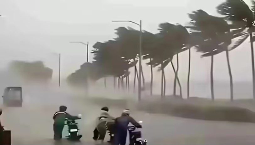 मौसम 29 अक्टूबर: आज 18 राज्यों में मूसलाधार बारिश का अलर्ट, 95 की स्पीड से हवा