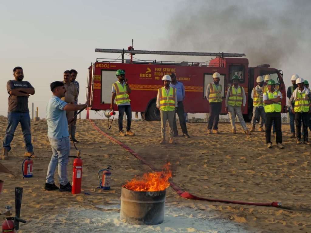 अग्निश्मन विभाग एवं वारी समूह के संयुक्त तत्वाधान में ग्राम लाखुसर में दिया गया आग पर काबू पाने का जरूरी प्रशिक्षण